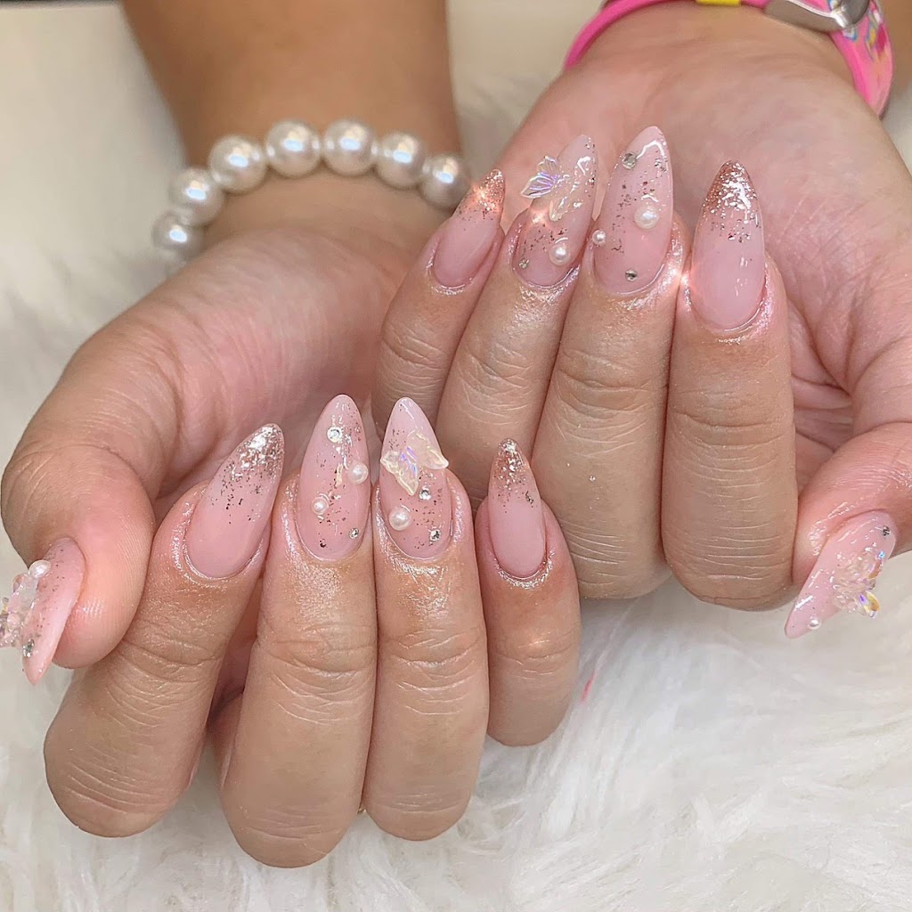 Pinky's Nails 5 08330