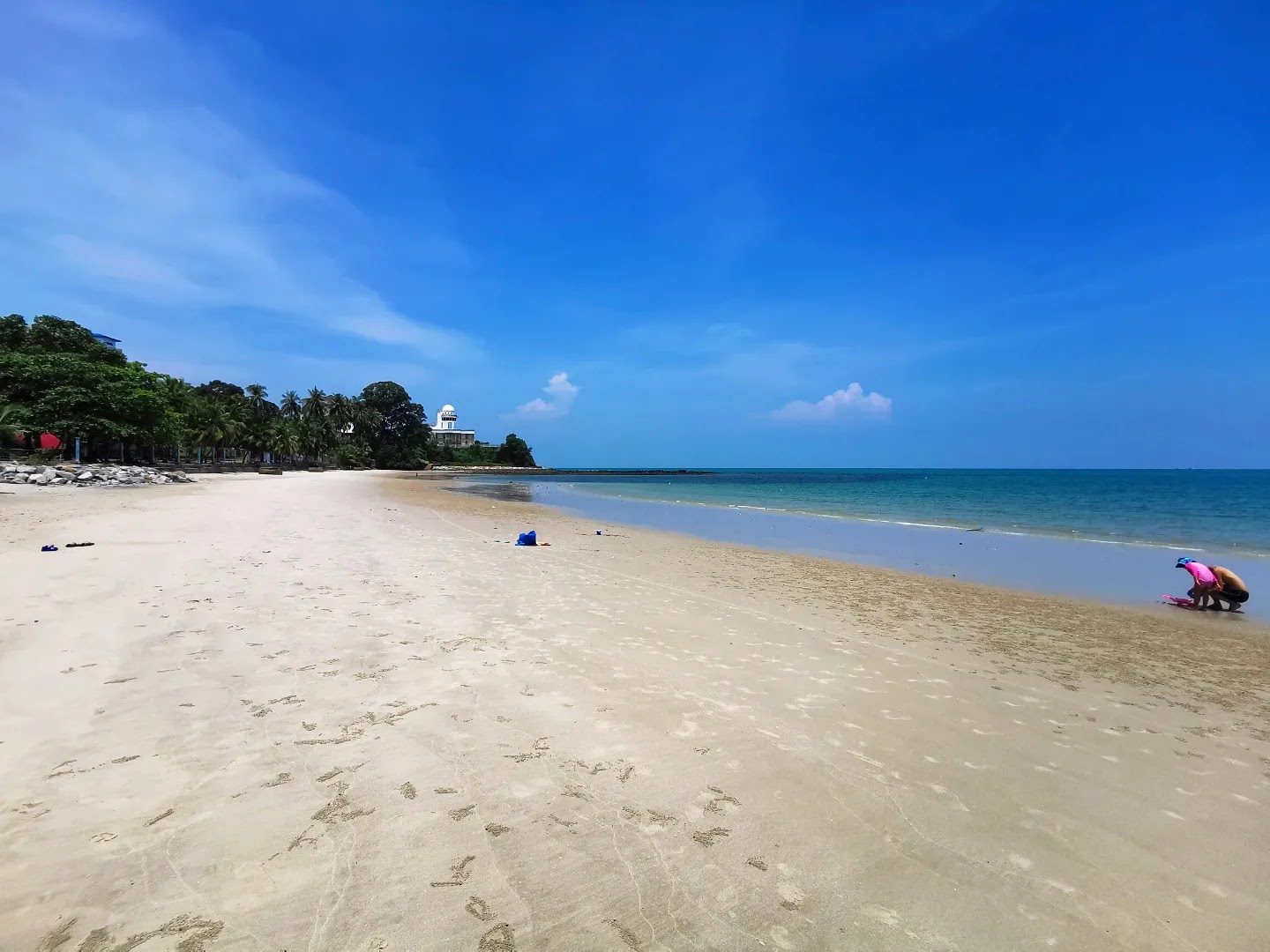 Foto van Port Dickson Beach met helder fijn zand oppervlakte