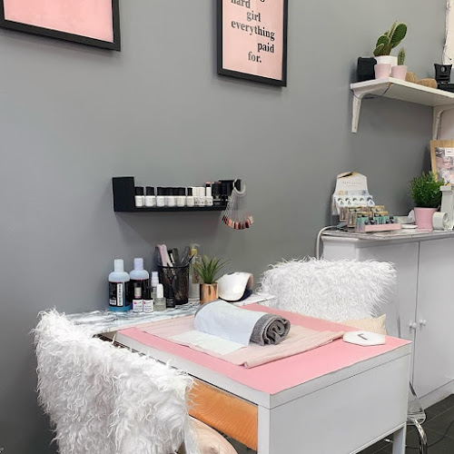 MakeUp & Beauty Lounge - Beauty salon