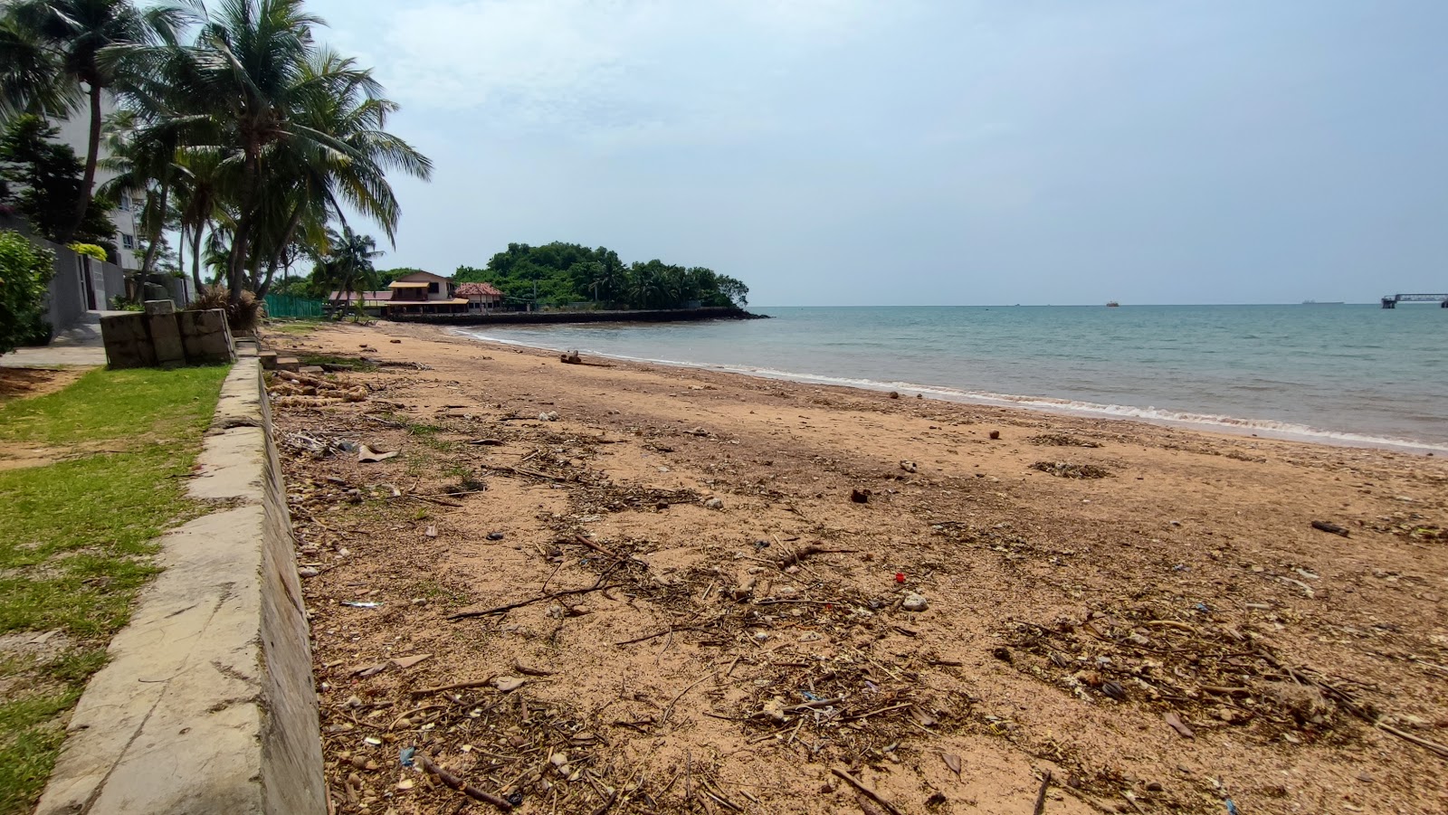 Fotografie cu Bahasa Kapor Beach cu plajă spațioasă