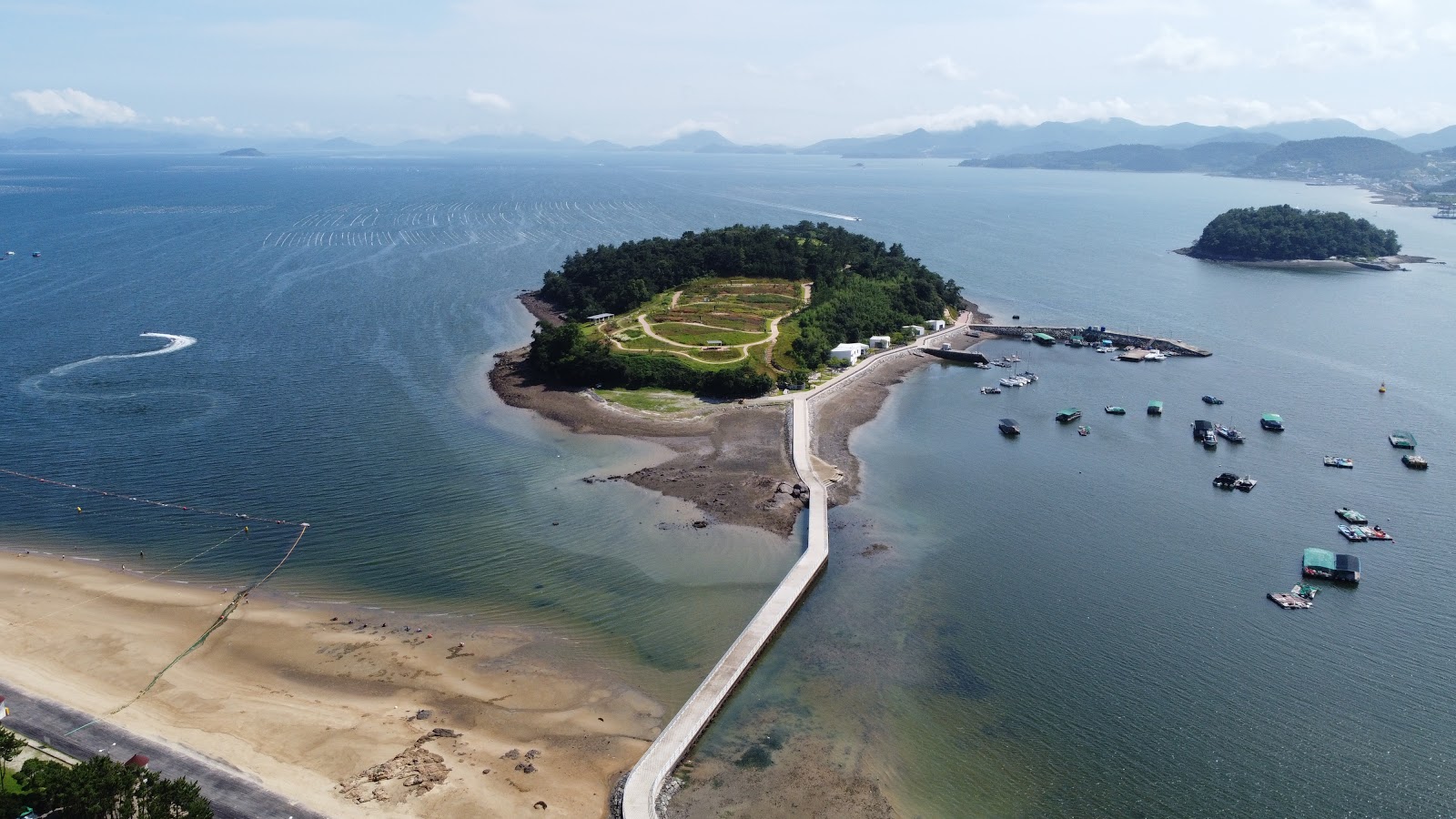 Foto di Ungcheon Beach Park con una costa spaziosa