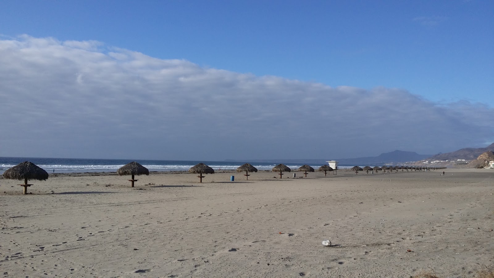 Φωτογραφία του Playa la Mision με καφέ άμμος επιφάνεια