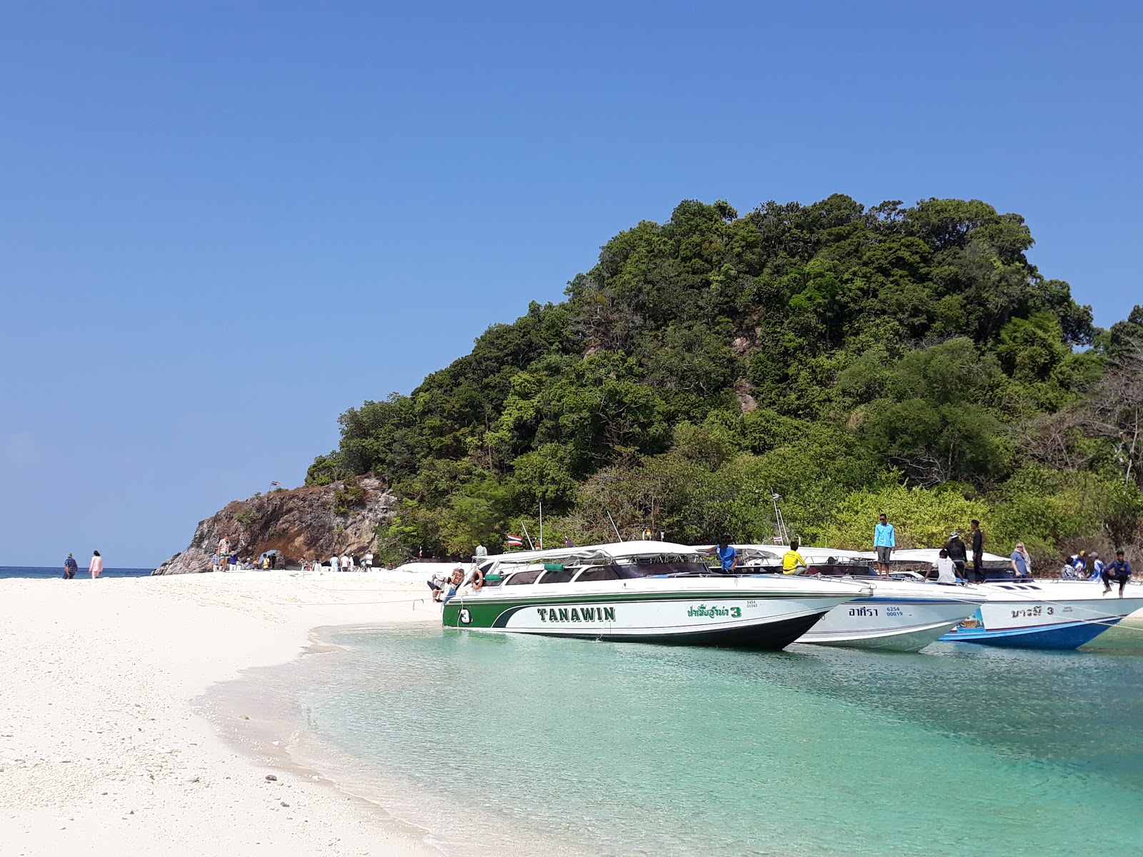 Photo de Plage de Koh Khai entouré de montagnes