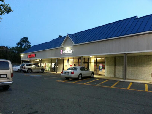 T-Mobile, 6142 Rose Hill Dr, Alexandria, VA 22310, USA, 