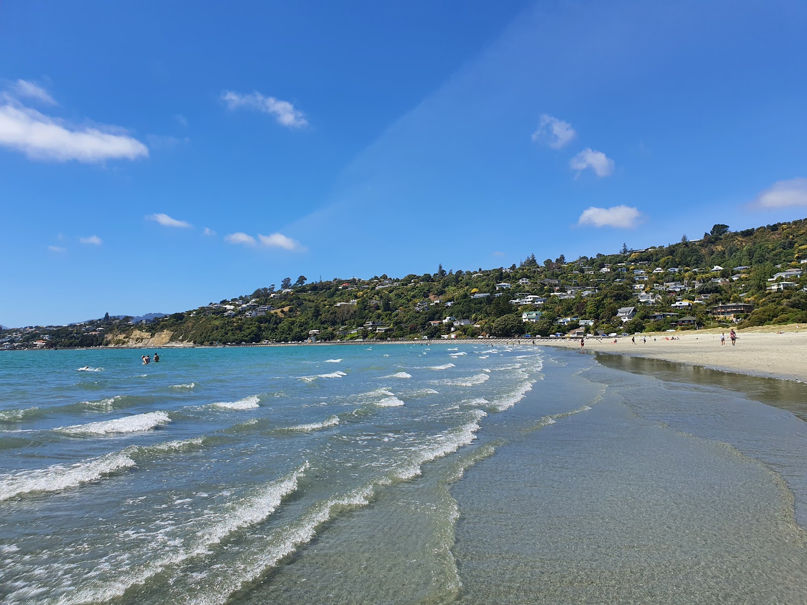 Foto di Tahunanui Beach con una superficie del sabbia beige fine