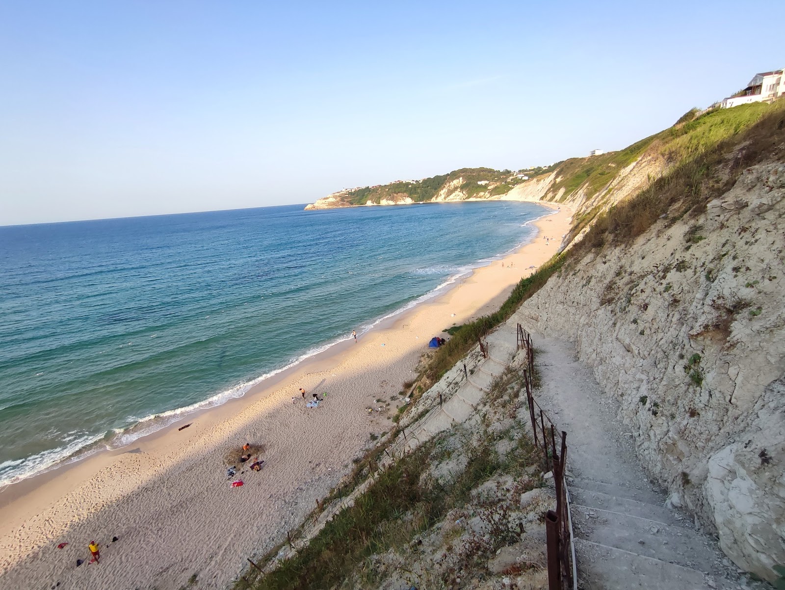Φωτογραφία του Karaburun beach II - δημοφιλές μέρος μεταξύ λάτρεις της χαλάρωσης