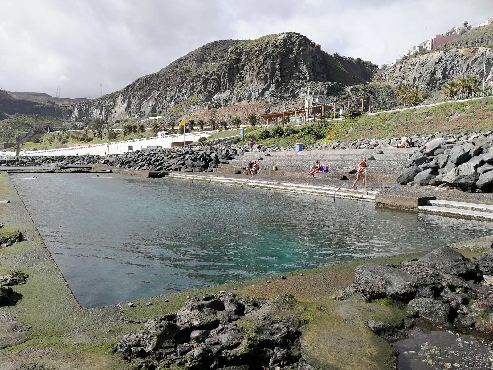 Zdjęcie La laja Piscinas z powierzchnią niebieska czysta woda