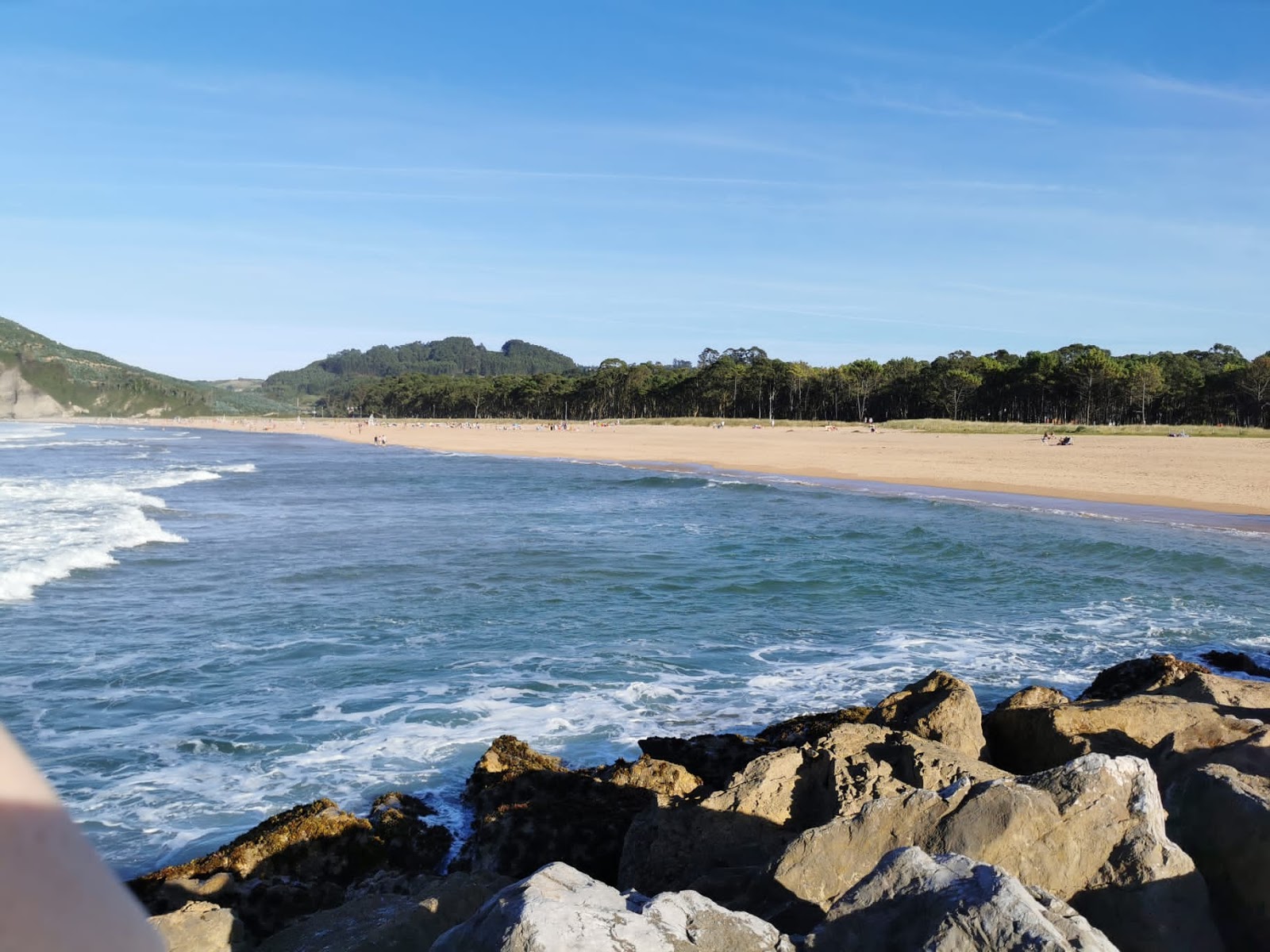 Foto de Praia de Rodiles apoiado por penhascos