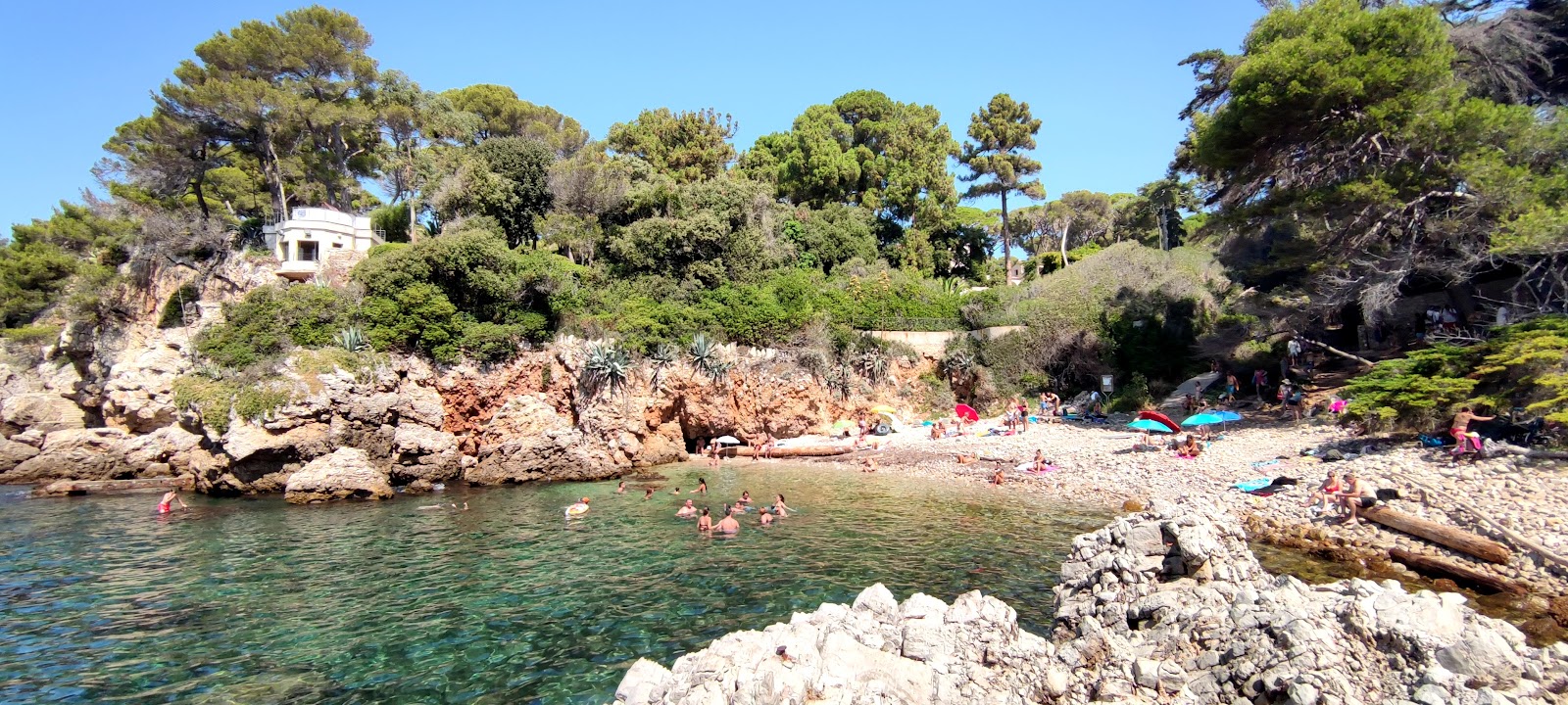 Bay of Antibes Billionaires'in fotoğrafı dağlarla çevrili