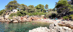 Bay of Antibes Billionaires'in fotoğrafı dağlarla çevrili