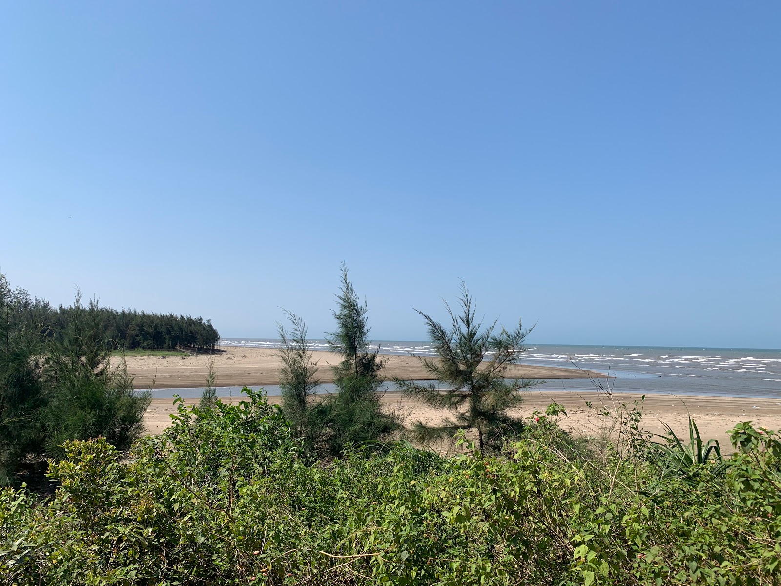 Zdjęcie Cua Hien Beach z powierzchnią jasny piasek