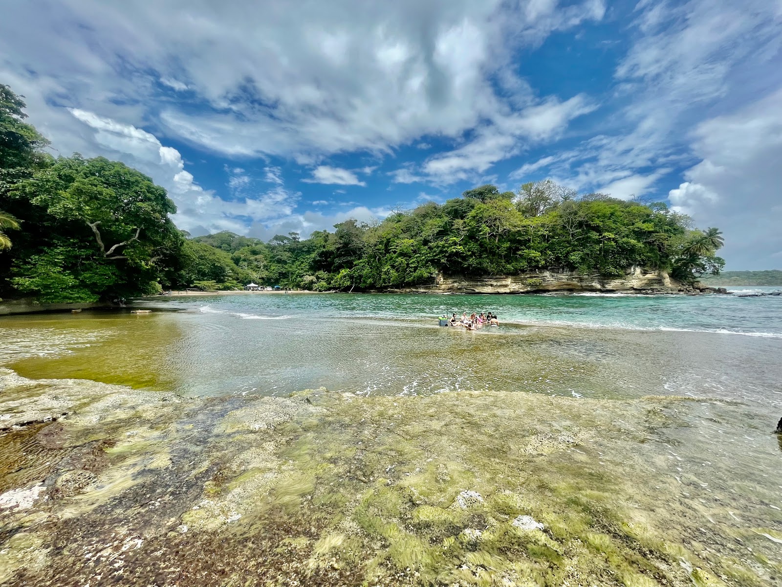 Photo de Tortuguilla Beach avec sable brillant et rochers de surface