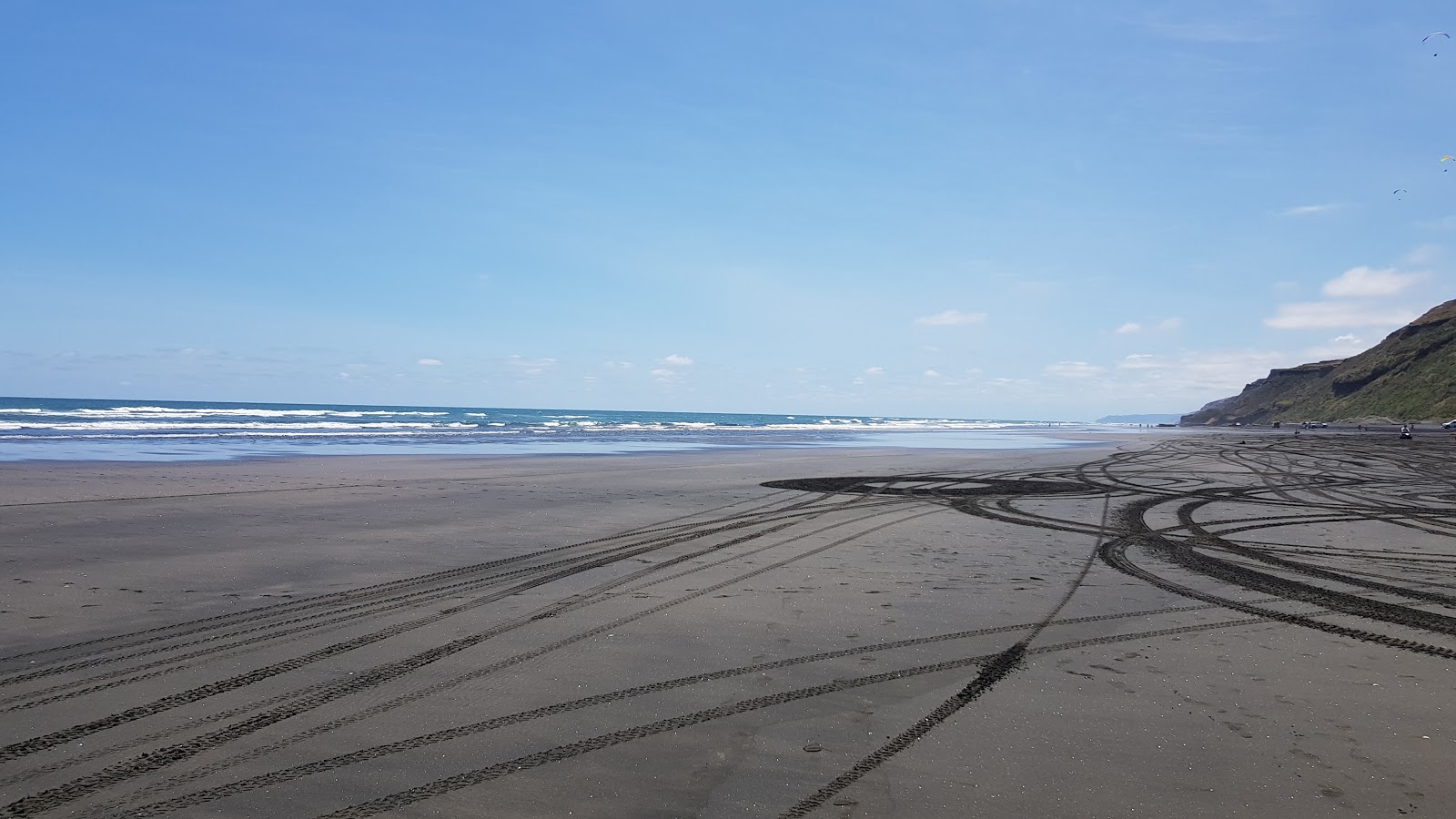Φωτογραφία του Karioitahi Beach με επίπεδο καθαριότητας πολύ καθαρό