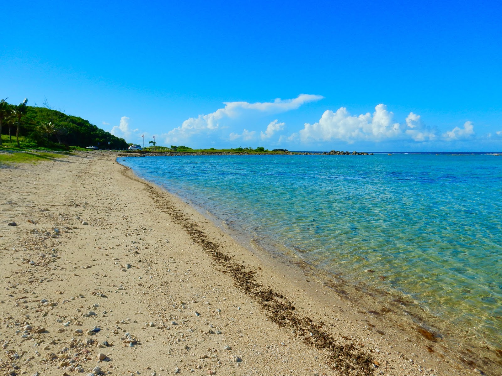 Foto de Nat Park Asan Beach com areia clara e seixos superfície