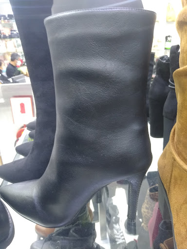 Stores to buy women's high boots Lima