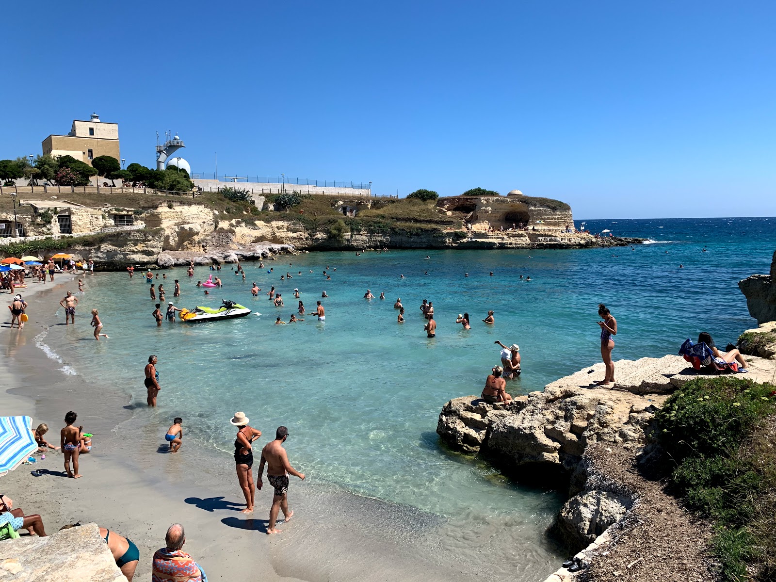Foto von Spiaggia di Sant'Andrea mit viele kleine buchten