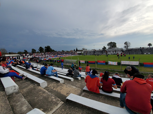 Opiniones de Estadio Jardines del Hipódromo "María Mincheff de Lazaroff" en Montevideo - Campo de fútbol