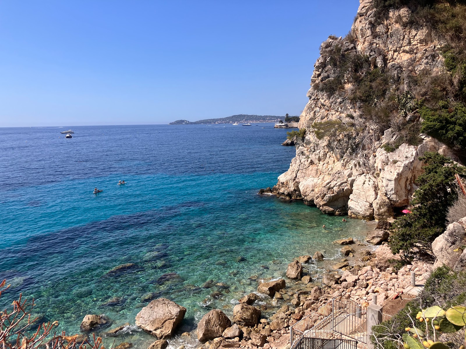 Foto von Plage des Pissarelles mit felsiges gelände Oberfläche
