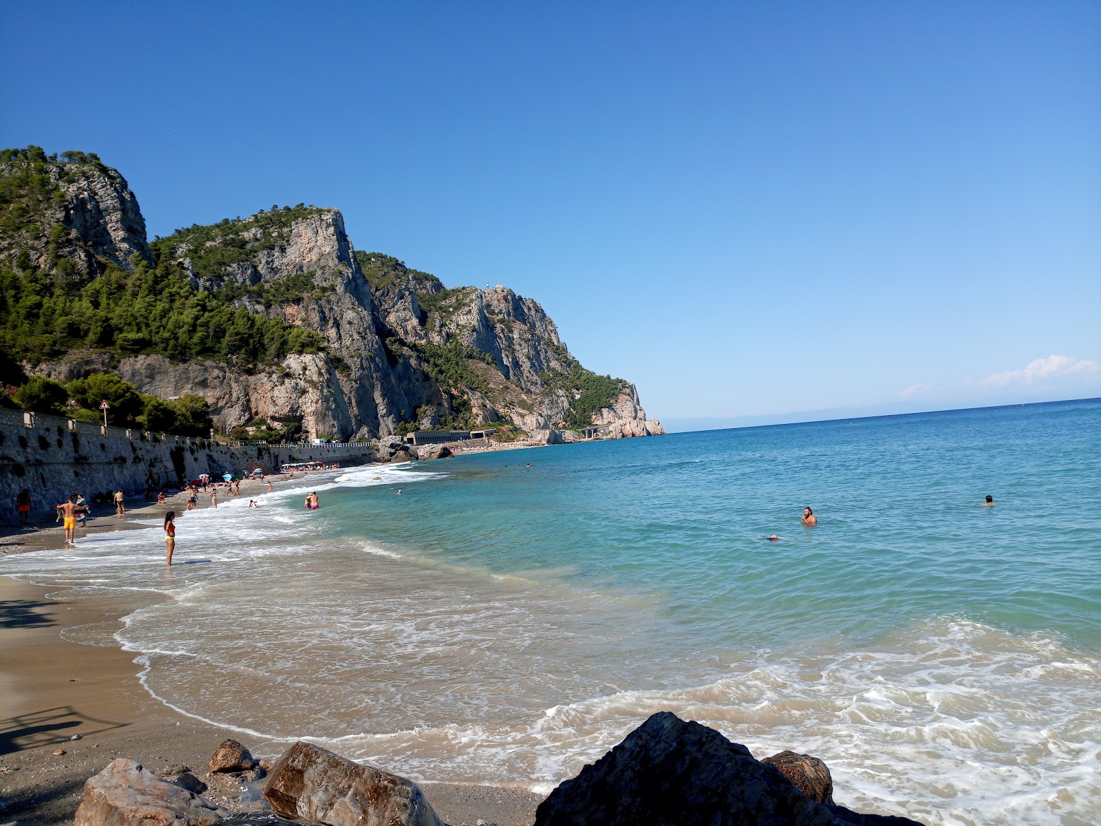 Foto von Spiaggia dei Saraceni und die siedlung