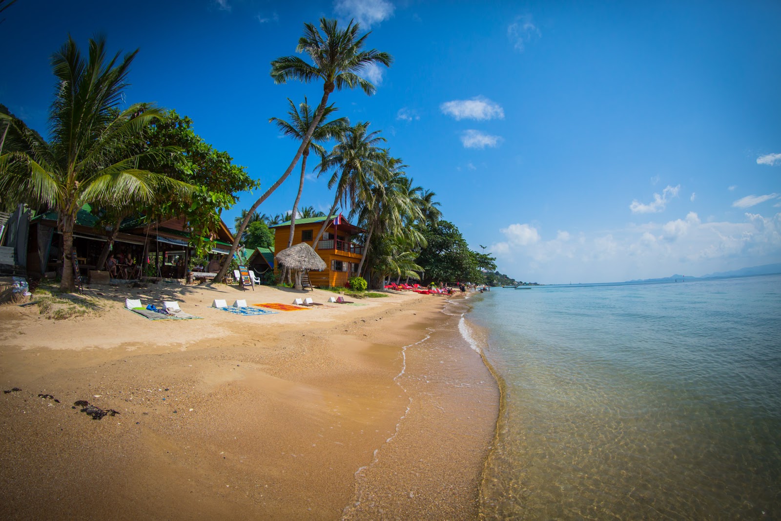 Foto de Sun beach con arena brillante superficie