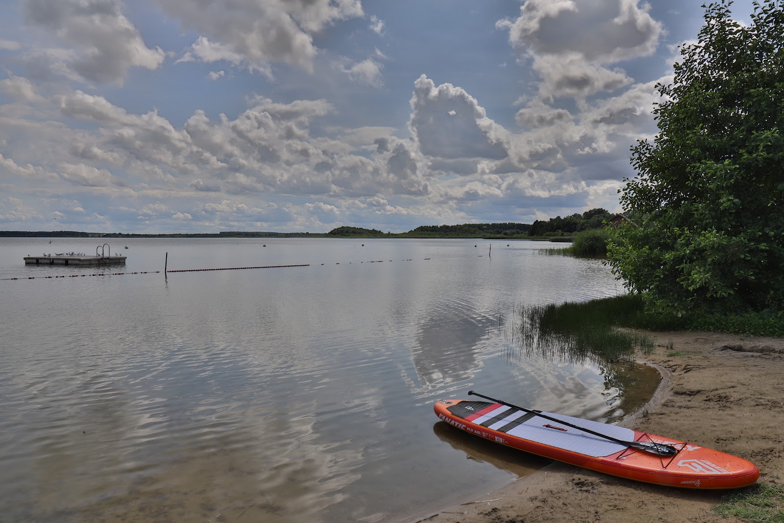 Zdjęcie Badestelle Goldberger See z powierzchnią turkusowa czysta woda