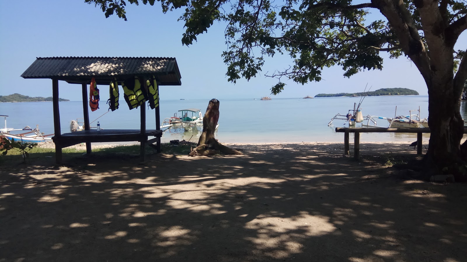 Photo de Laut Biru Beach avec l'eau turquoise de surface