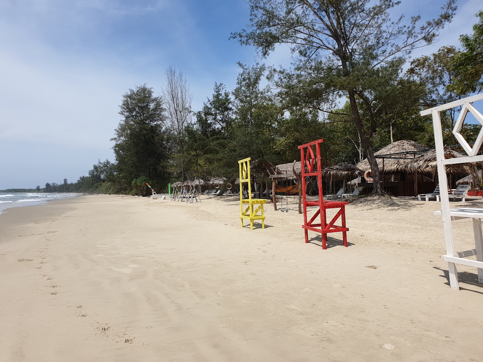 Fotografie cu Tuaran Beach cu nivelul de curățenie înalt