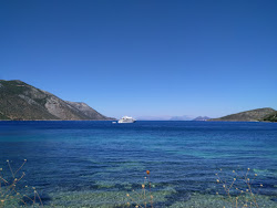 Foto von Mprosta Aetos umgeben von Bergen