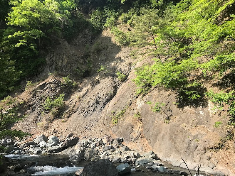 新倉の糸魚川-静岡構造線(フォッサマグナ)