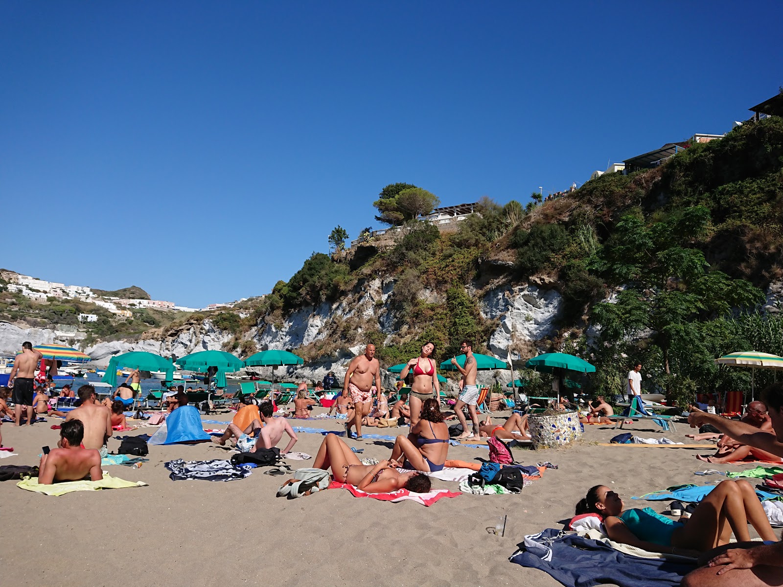 Fotografija Cala Feola Beach z turkizna čista voda površino