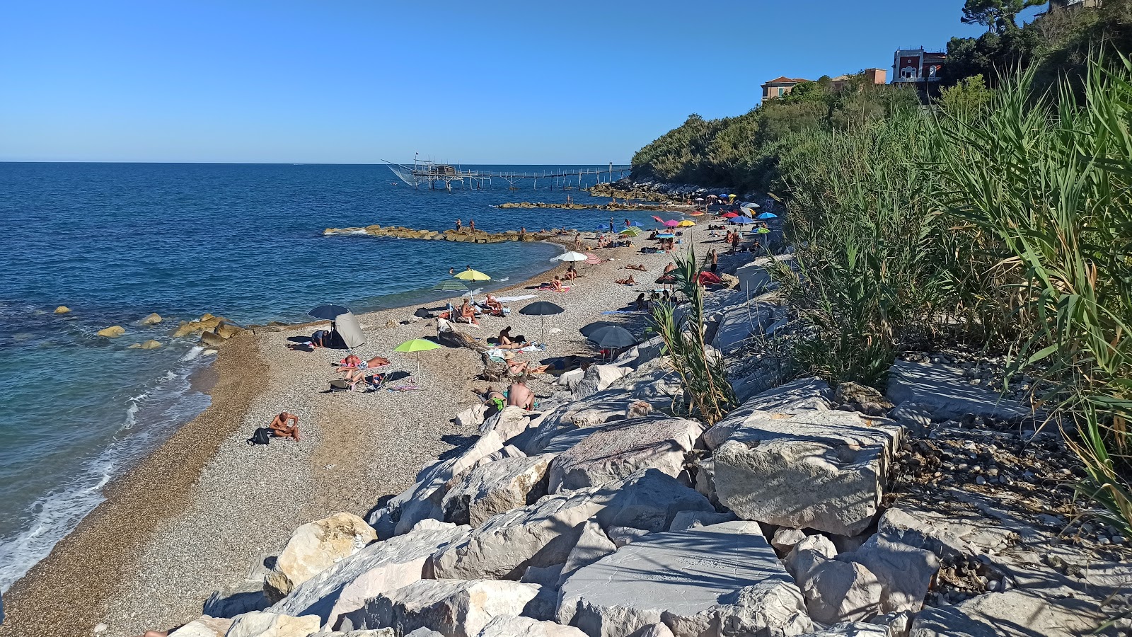 Fotografie cu Spiaggia di Calata Turchino cu o suprafață de pietricel ușor