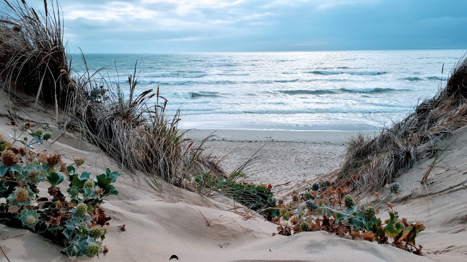 Foto von Bouverie beach mit langer gerader strand