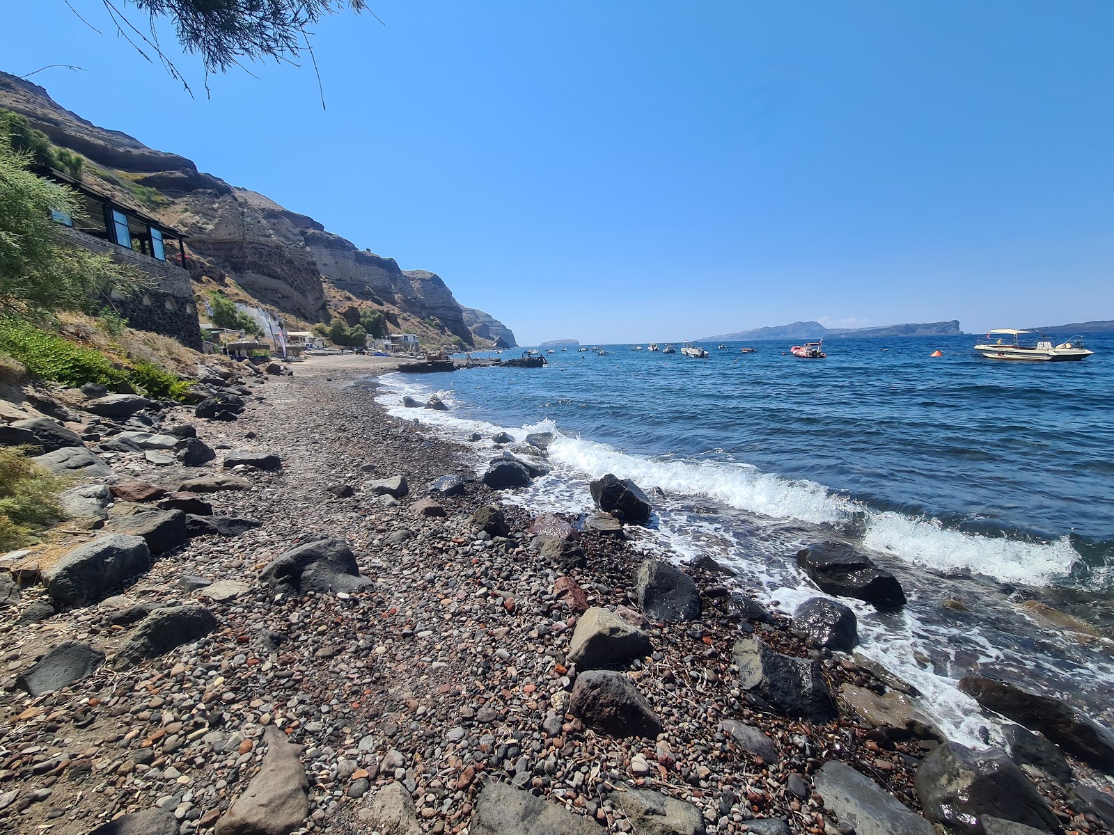 Foto von Caldera beach umgeben von Bergen