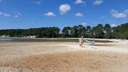 Plage du lac de Sanguinet'in fotoğrafı geniş bir kıyı şeridi ile birlikte