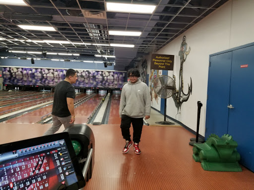 Bowling Alley «Lane 8 Bowling Center», reviews and photos, 124 Wainwright Dr, Brooklyn, NY 11252, USA