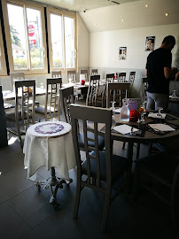 Atmosphère du Restaurant français Bar restaurant Les Deux Tonnelles à Chablis - n°4