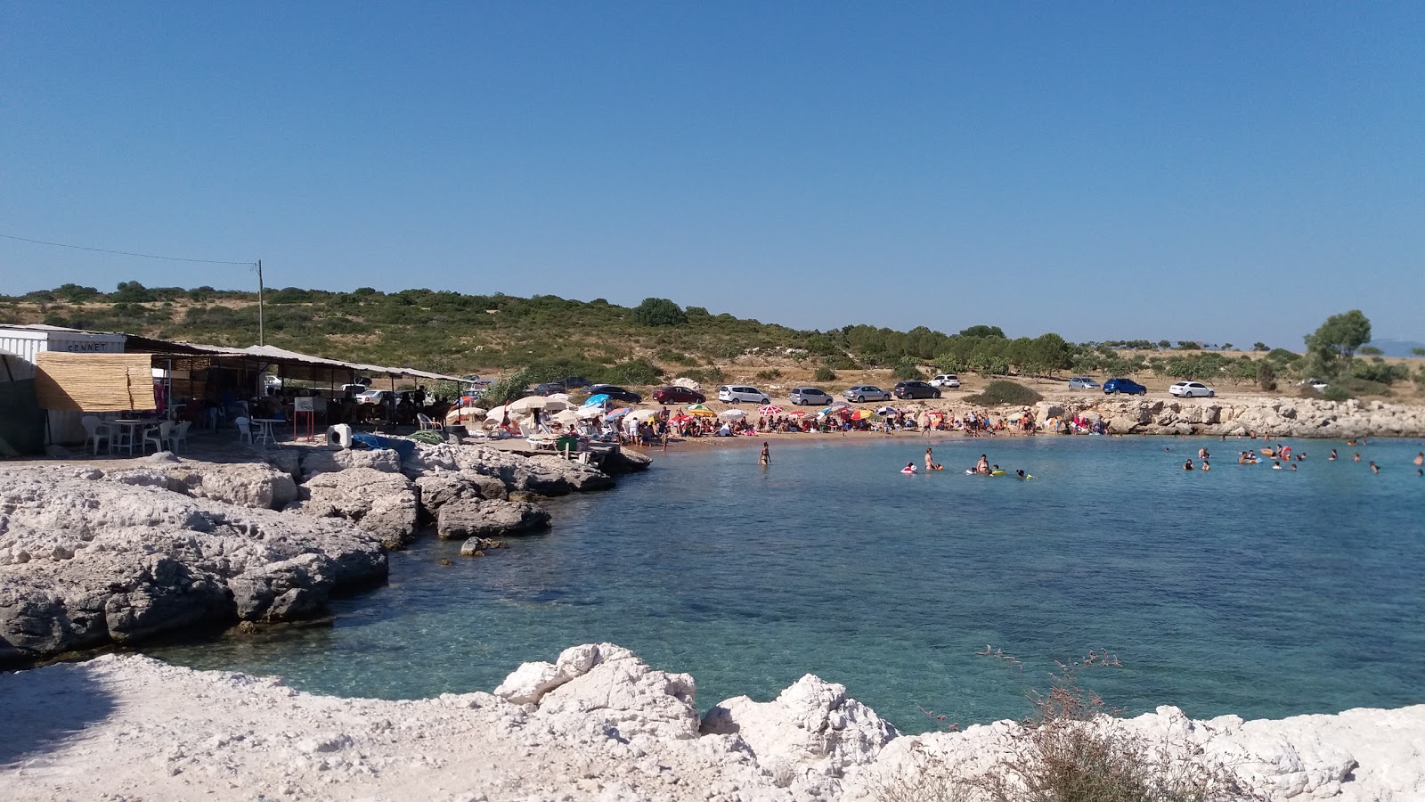 Fotografija Cennet Akvaryum z kevyt hiekka ja kivi površino