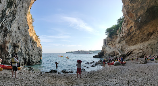 Betina Cave beach