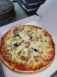 Plats et boissons du Pizzas à emporter Pizza a emporter ''La Pizzaiola'' bus anglais pizzeria à Peymeinade - n°1