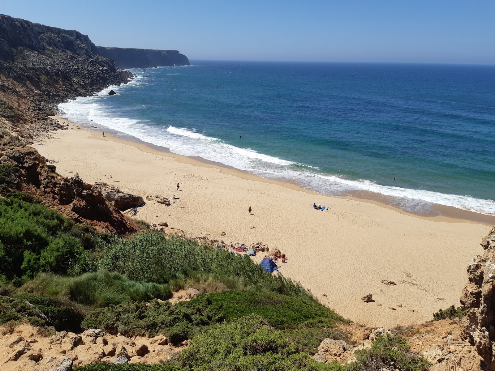 Photo de Praia do Telheiro avec sable brun de surface