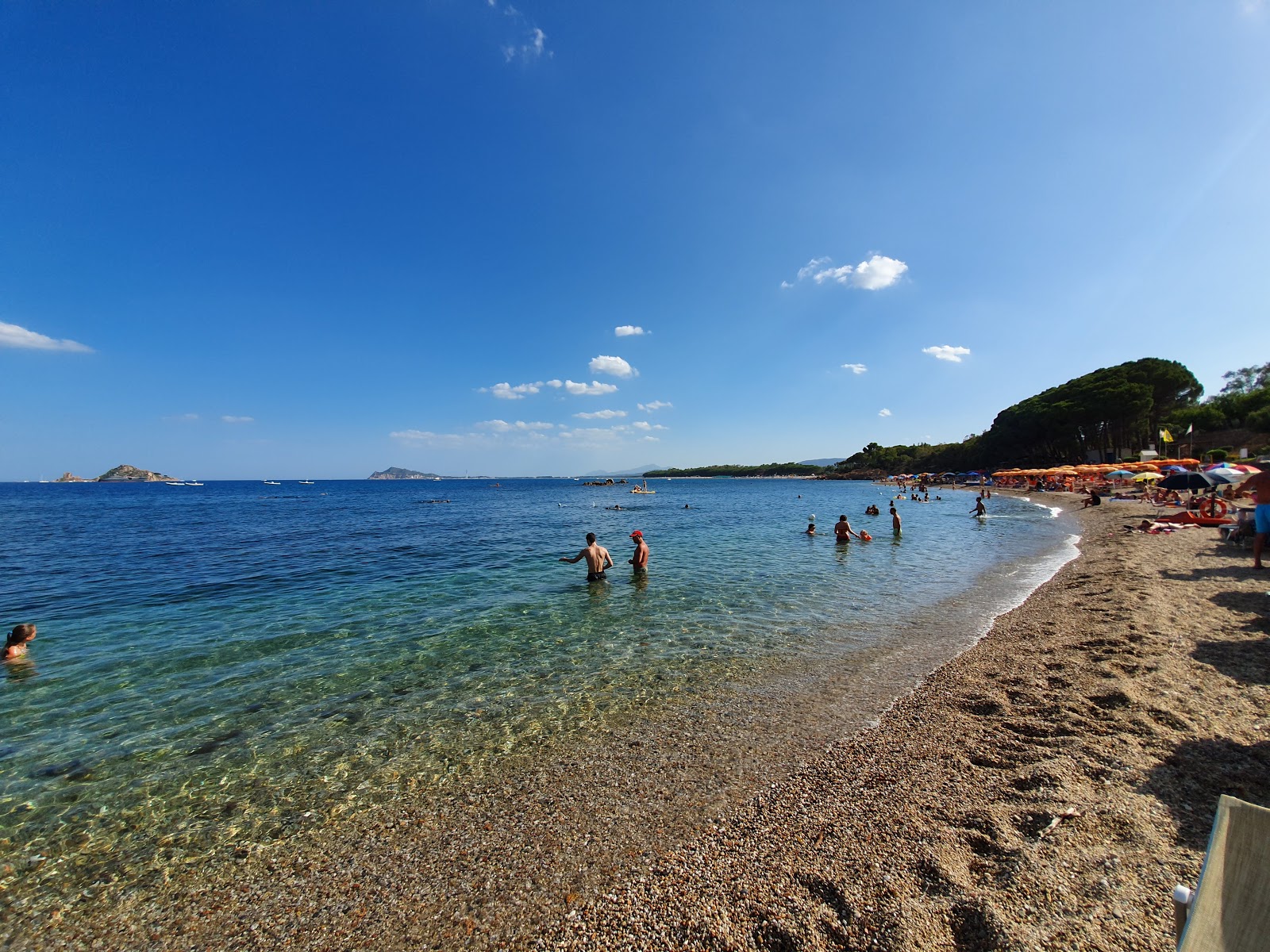 Fotografie cu Plaja Santa Maria Navarrese cu o suprafață de apă pură albastră