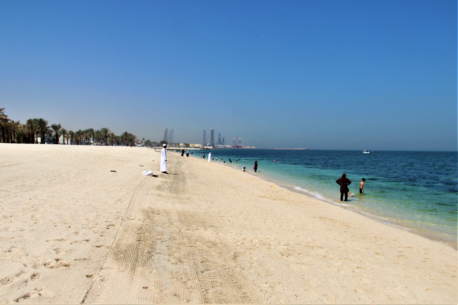 Foto van Sharjah beach met turquoise puur water oppervlakte