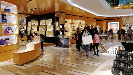 LOUIS VUITTON Rome Etoile Store