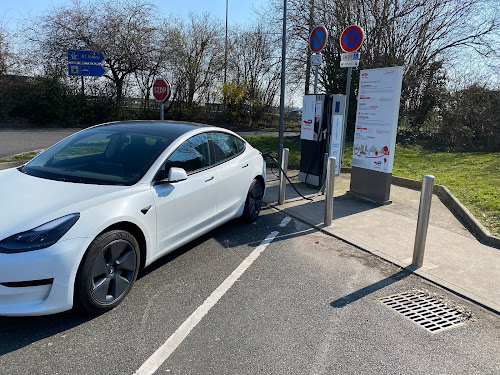 Borne de recharge de véhicules électriques TotalEnergies Station de recharge Vémars