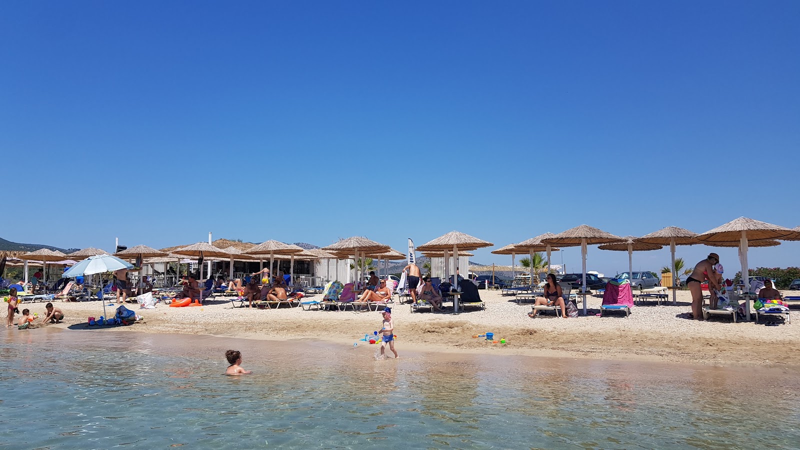 Photo de Potamaki beach protégé par des falaises