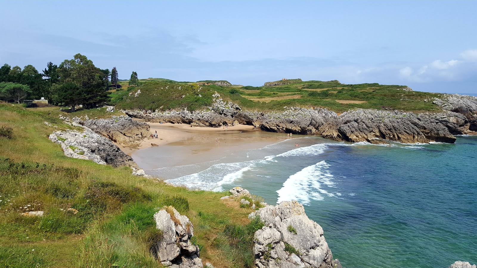 Playa de la Huelga'in fotoğrafı dağlarla çevrili