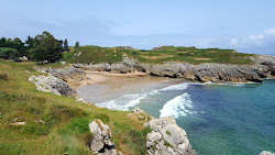 Playa de la Huelga'in fotoğrafı dağlarla çevrili