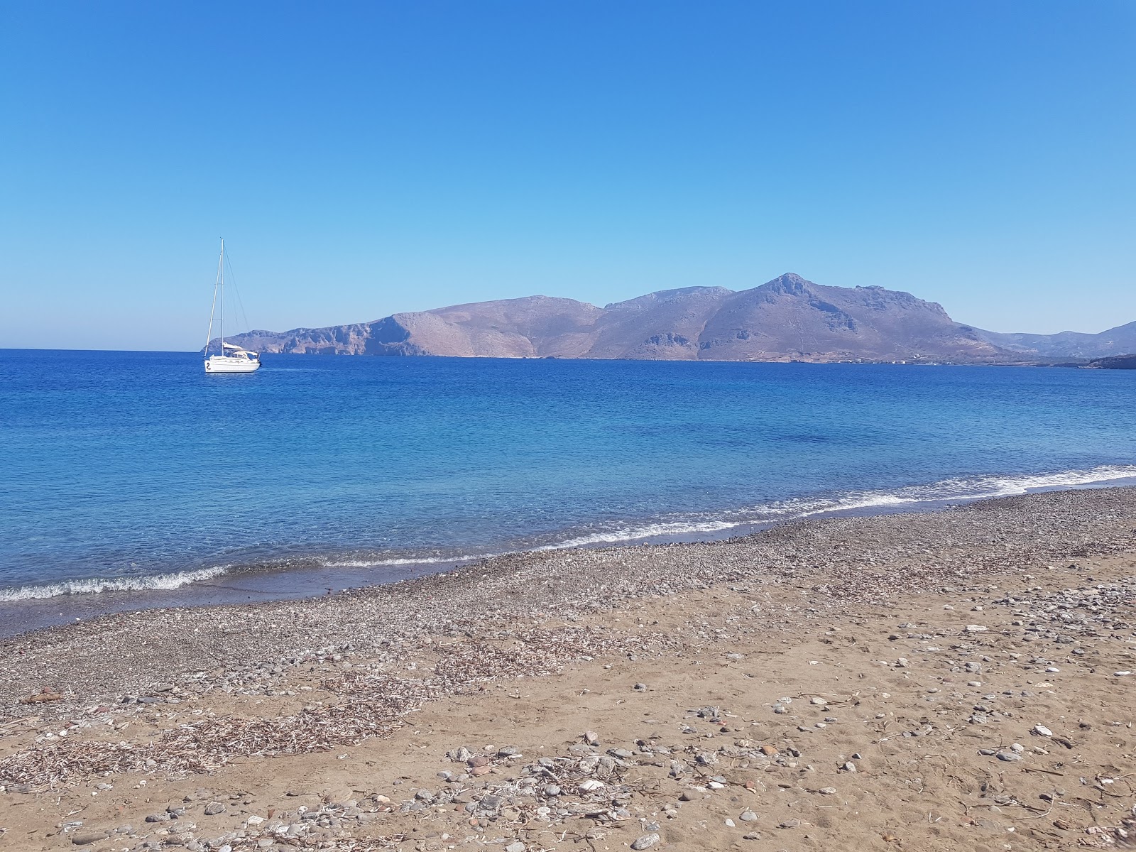 Paralia Plaka'in fotoğrafı - rahatlamayı sevenler arasında popüler bir yer