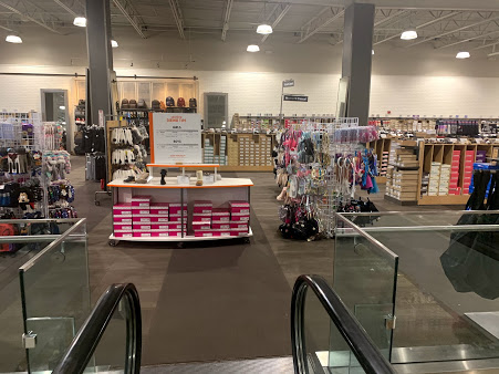 Shoe Store «DSW Designer Shoe Warehouse», reviews and photos, 357 Old Country Rd, Carle Place, NY 11514, USA