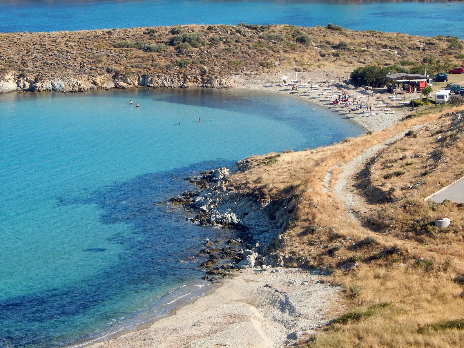 Foto de Agios Paraskevi beach con agua cristalina superficie